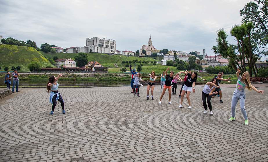 В ритме зумбы. В Гродно на набережной Немана провели фитнес-тренировку (+видео) 