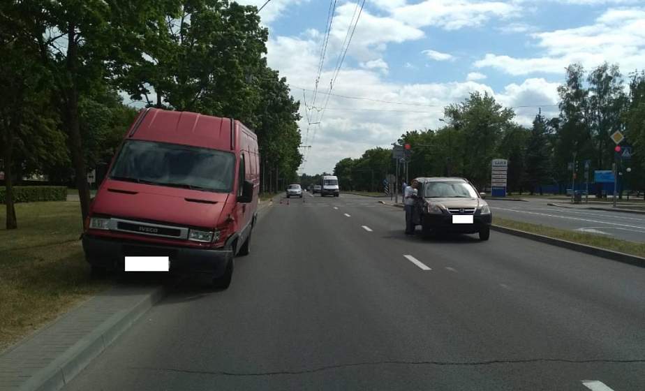 В Гродно на улице Болдина при столкновении «Toyota» и «Iveco» травмирована девочка