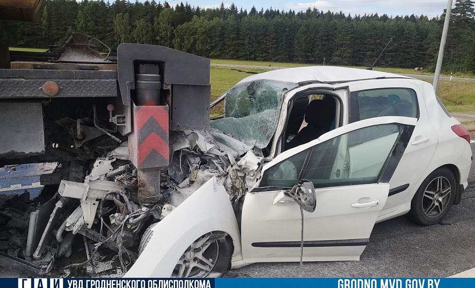 В Ивьевском районе «Пежо» столкнулся с КАМАЗом. Водитель легковушки получила серьезные травмы