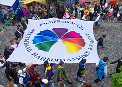 На белорусской земле могут жить и развиваться национальные культуры разных народов, обогащая духовную жизнь всего нашего белорусского народа