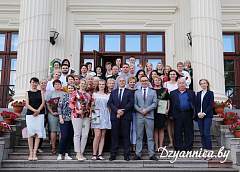 Щучинцы благодарят врачей за самоотверженность, профессионализм и верность профессии. Заслуженные награды вручили медицинским работникам района