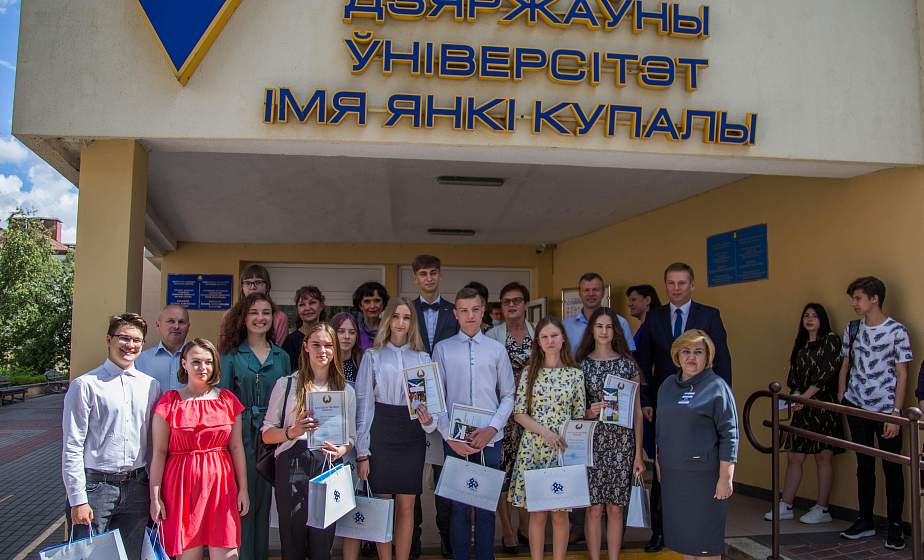 Лучшие! В ГрГУ имени Янки Купалы абитуриентам-стобалльникам вручили сертификаты о прохождении ЦТ 