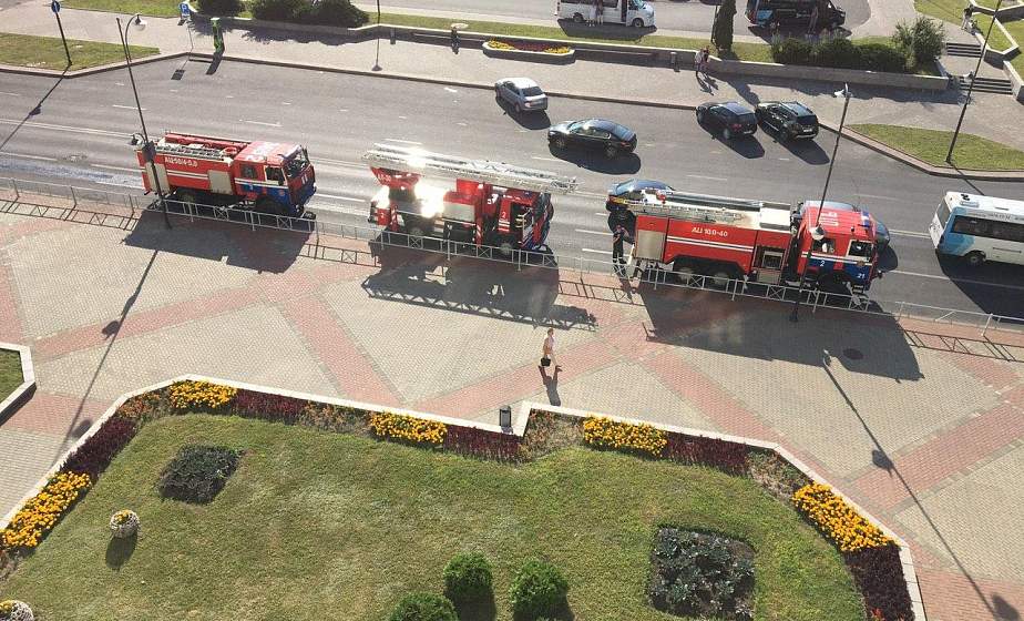 В Гродно в аптеке на Ожешко произошло короткое замыкание проводки. Прибыли несколько пожарных расчетов 