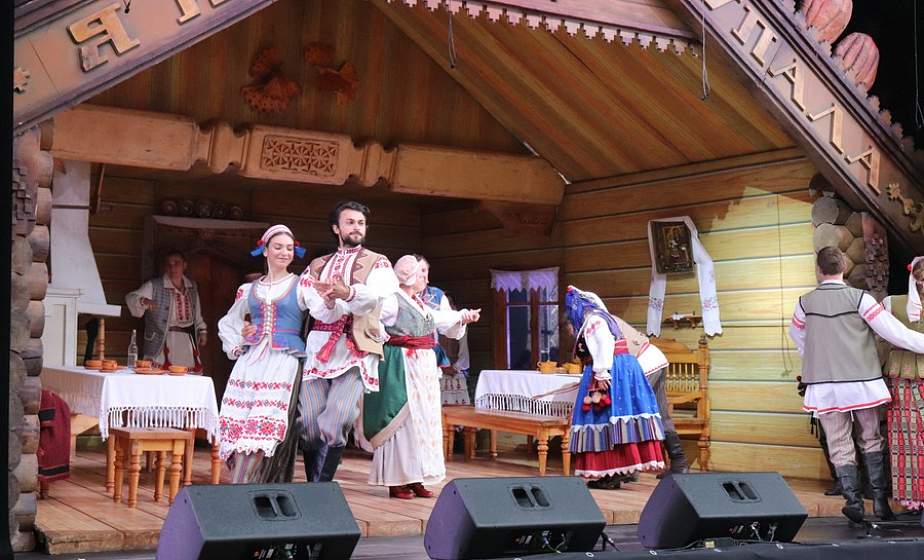 Лида празднует День города. В древнем замке Купаловский театр показал легендарную «Паўлінку»