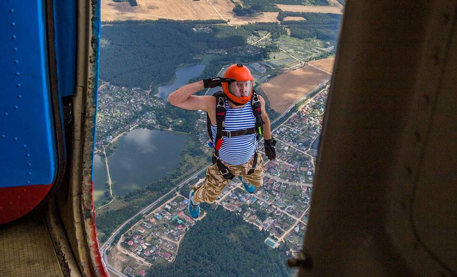 День ВДВ  отметили прыжками с парашютом на аэродроме Каролино