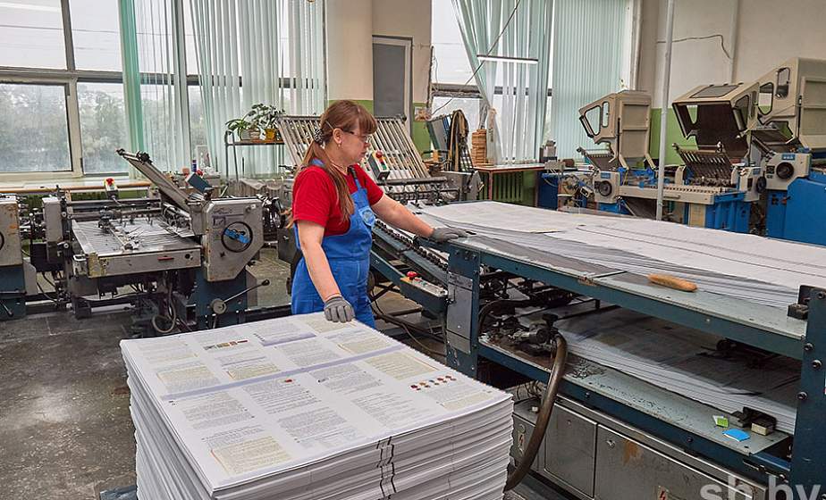   В этом году у всех десятиклассников будут новые учебники: побывали на полиграфкомбинате и увидели, как они печатаются