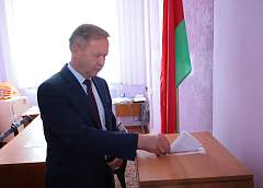 Председатель областного Совета депутатов Игорь Жук проголосовал досрочно
