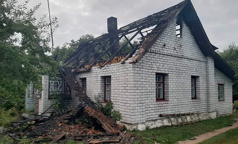 Услышали треск, оказалось, что горит чердак. В Островецком районе горел дом