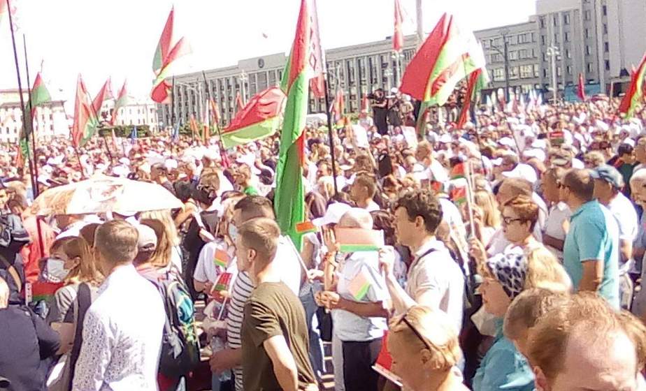 В Минске на площади Независимости прошел митинг в поддержку мира и спокойствия в Беларуси. Такими фото поделились гродненские участники митинга