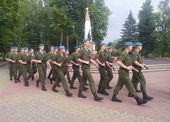Гвардейцы-десантники из Витебска возложили цветы к памятнику воинам и партизанам в парке Жилибера в Гродно (+видео)