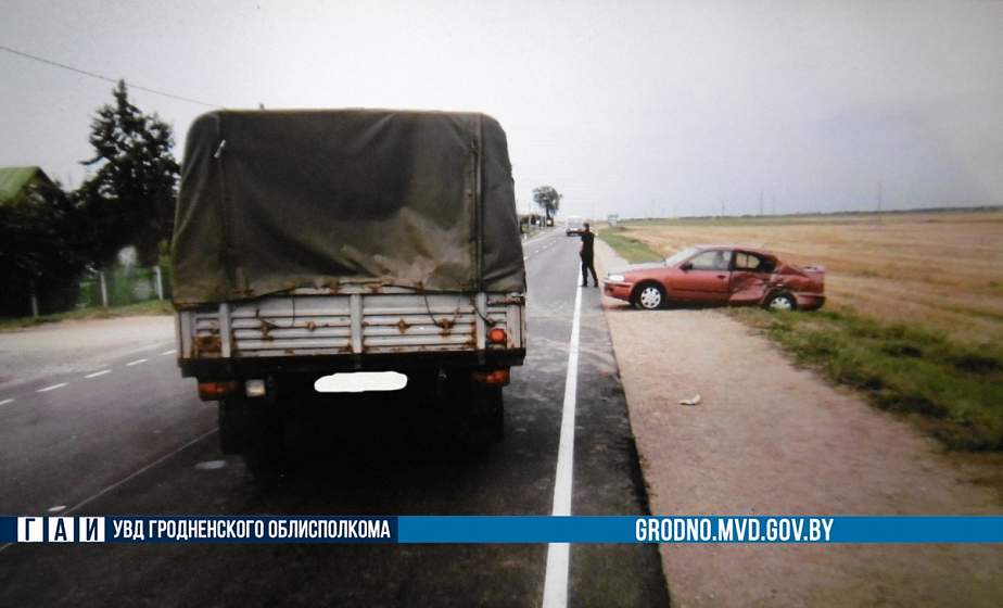 В деревне возле Кореличей УАЗ столкнулся с легковушкой: водителя «Ниссана» госпитализировали 