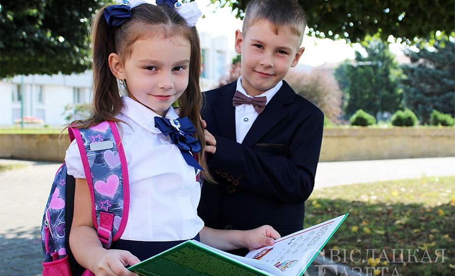 Первые звонки и новый учебный год. На Гродненщине прошли праздничные линейки 