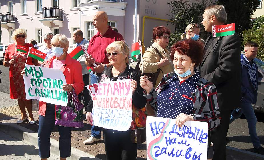  Ветераны собрались на акцию «Руки прочь от Беларуси» у Генерального консульства Литовской Республики в Гродно