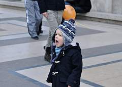 Детям не место в толпе, это может сказаться на их психике и поведении 