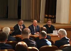 Вернуть спокойную жизнь, поступательно развиваться, строить независимое будущее. Председатель Постоянной комиссии Совета Республики Национального собрания Республики Беларусь Виктор Лискович встретился с идеологическим активом региона
