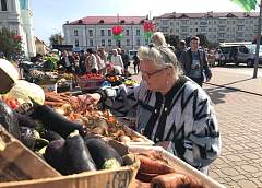 Овощи, мед, саженцы. Что можно купить на ярмарке сельхозпродукции в Гродно