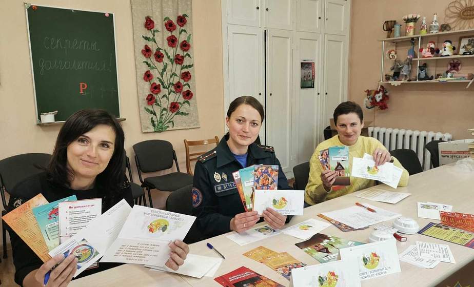 Письмо с сюрпризом. Поздравления с Международным днем пожилых людей готовят спасатели Сморгони