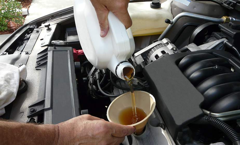 Один новый и 5 проверенных способов замены масла в автомобиле  