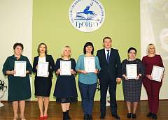 Слова благодарности педагогам и вручение наград за высокий профессионализм. В областном институте развития образования состоялся концерт, посвященный Дню учителя
