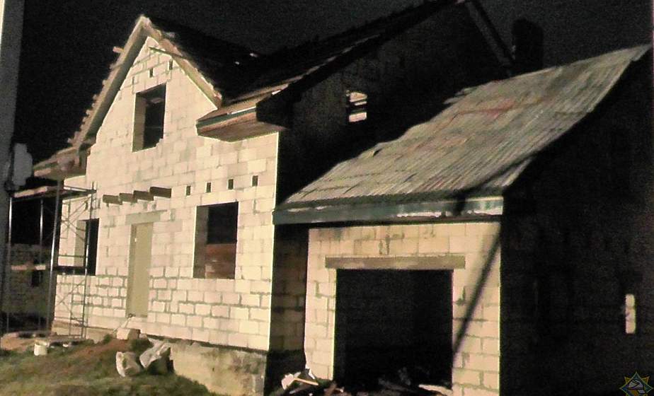 В Волковыске спасатели ликвидировали пожар строящегося дома. Возможно, постройку подожгли (+видео)