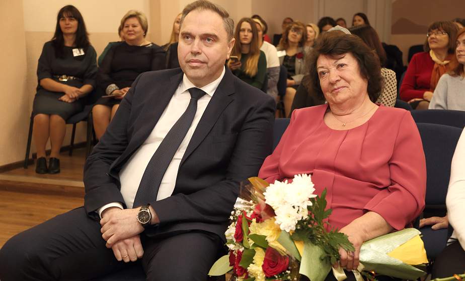 Необычный сюрприз ко Дню учителя. В разгар праздника в СШ №16 г.Гродно приехал поздравить педагогов выпускник школы, председатель облисполкома Владимир Караник