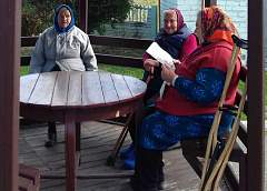 «Нас уважают, за нами смотрят, да и веселее вместе». Как пожилые живут в домах совместного проживания