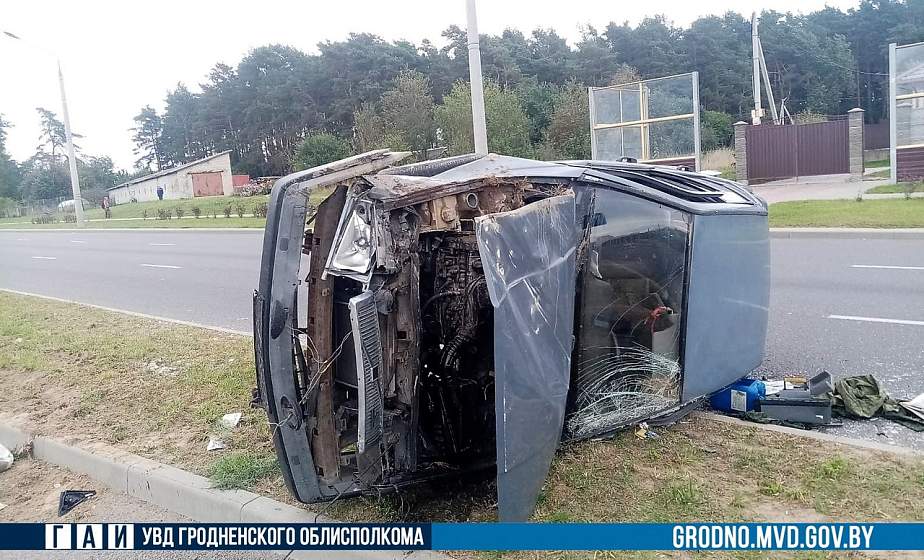 Серьезное ДТП в Гродно: автомобиль от удара  вылетел на разделительную полосу и перевернулся