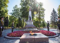 Хочется сказать тем молодым людям, которые сегодня выходят на улицы: одумайтесь!