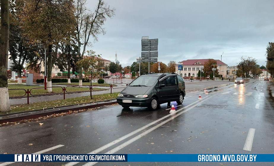 В Волковыске водитель авто сбил девушку на пешеходном переходе. С переломами ее доставили в больницу