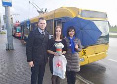 Теплые поздравления и памятные подарки. В Гродно в День матери чествовали женщин-водителей из троллейбусного управления и автобусного парка