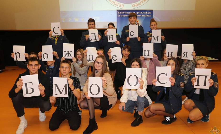 Примерка боевой одежды спасателей, тематические зоны и викторины. В Гродно завершилась акция «Молодежь за безопасность»