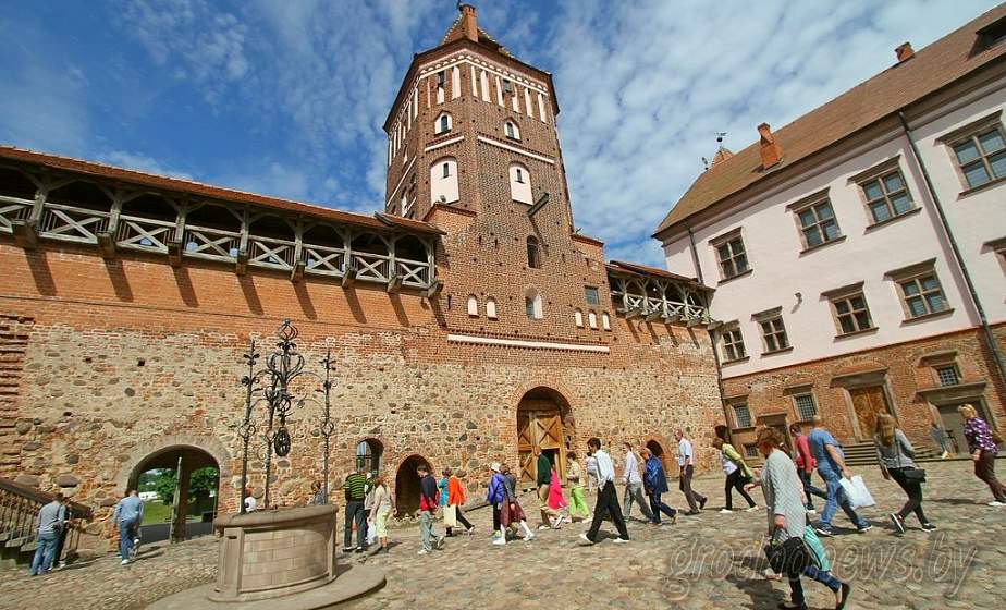 Модное шоу о любви и другие сюрпризы Евразийского фестиваля культур в Мирском замке