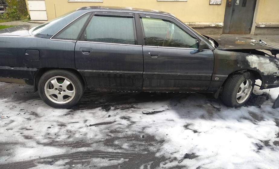 В Гродно на стоянке загорелась легковушка 