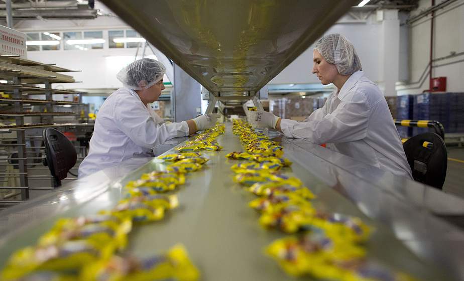 Белорусские предприятия готовятся к Новому году: "Коммунарка" перешла на трехсменный график работы