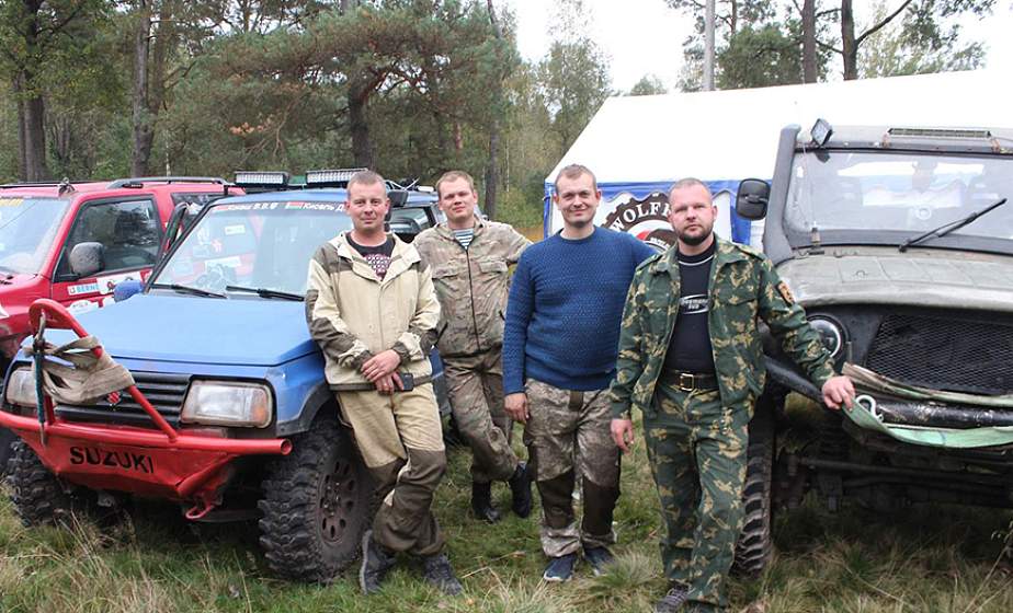 "Поехали за соревновательным духом". Как джипперы из Островца покоряли полесские болота