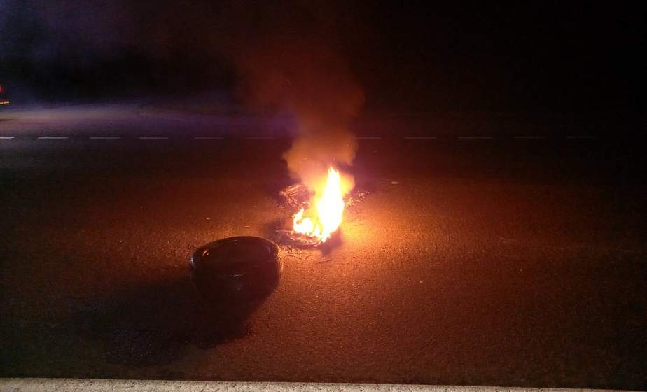 В Слонимском районе неизвестные подожгли на дороге покрышки
