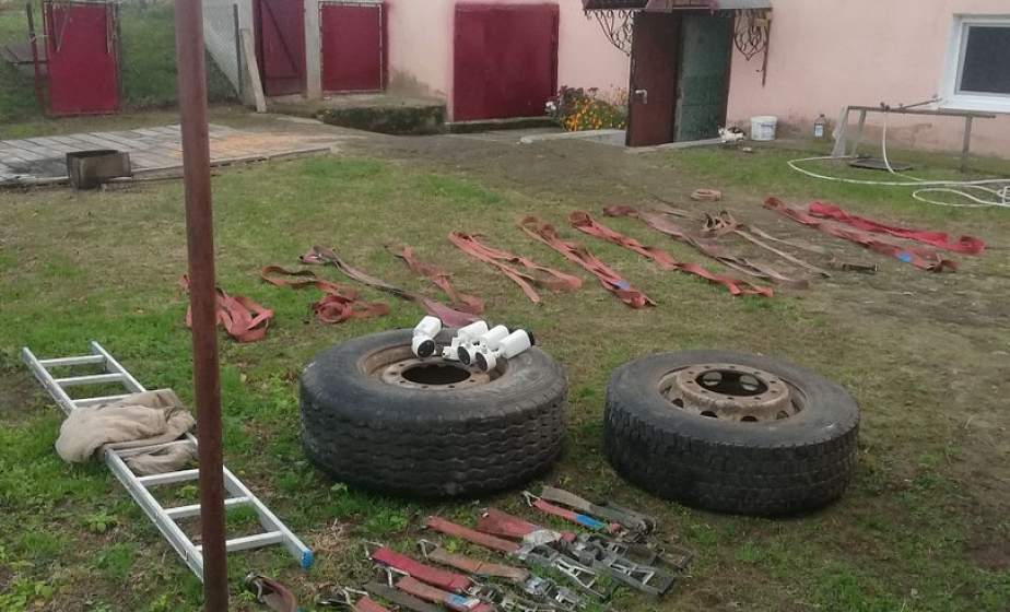 В Слонимском районе мужчины украли видеокамеры. Но успели попасть на видео  