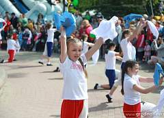 Мы, женщины, благодаря качествам, заложенным в нас природой,   можем и должны быть  хранительницами мира в наших домах и в нашей стране