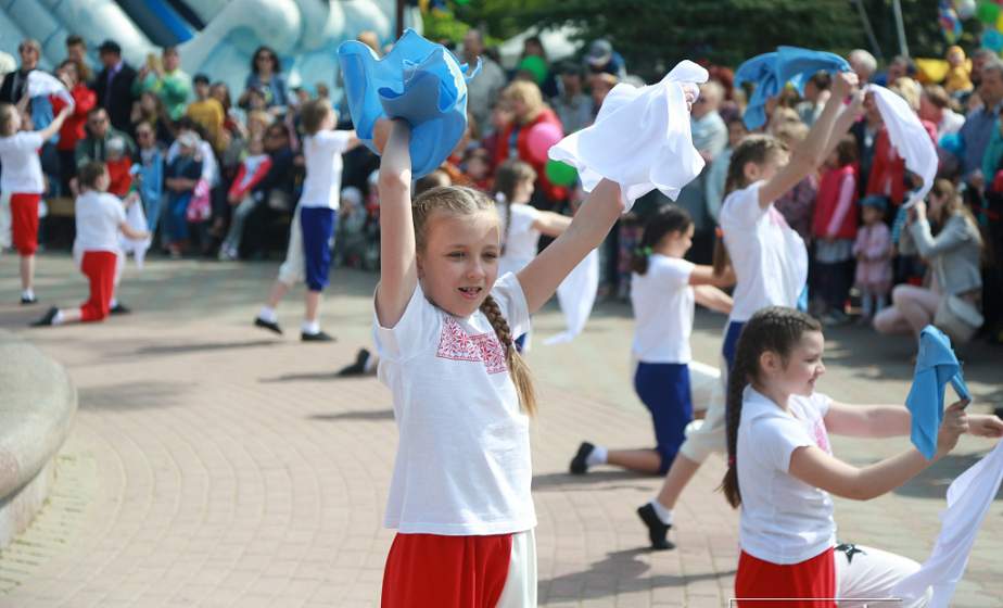 Мы, женщины, благодаря качествам, заложенным в нас природой,   можем и должны быть  хранительницами мира в наших домах и в нашей стране