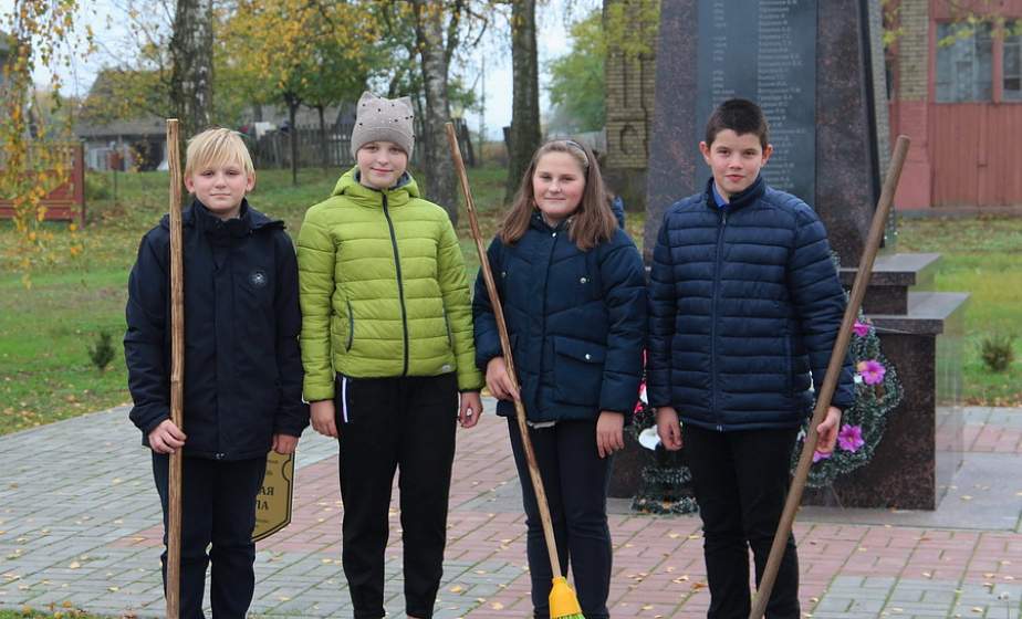 Чтут и сохраняют память делом. Зельвенские школьники благоустраивают места воинских захоронений