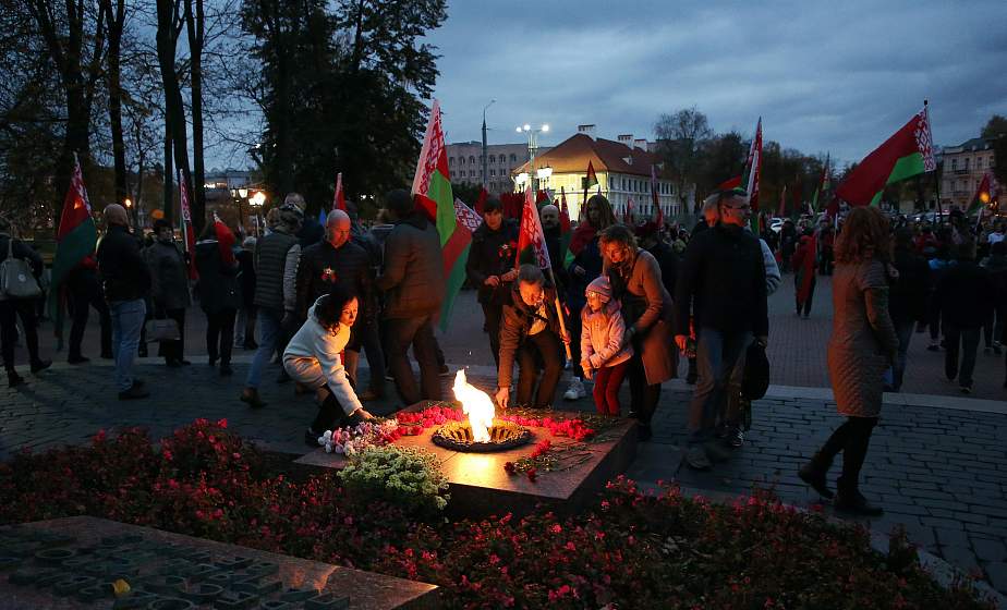  Участники автопробега "За единую Беларусь!" возложили цветы к памятнику воинам и партизанам в парке Жилибера в Гродно