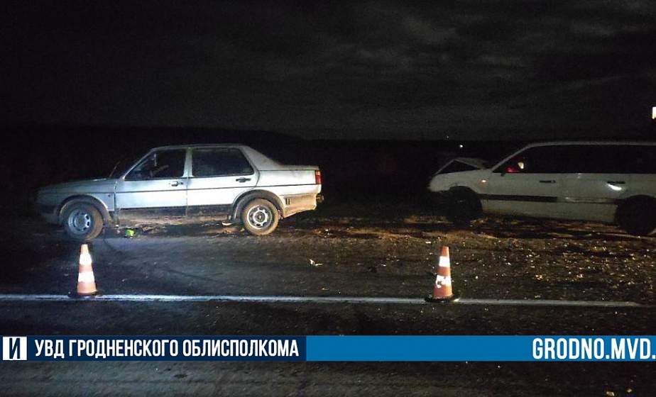 В деревне возле Мостов столкнулись два "Фольксвагена". Серьезно пострадали пассажиры