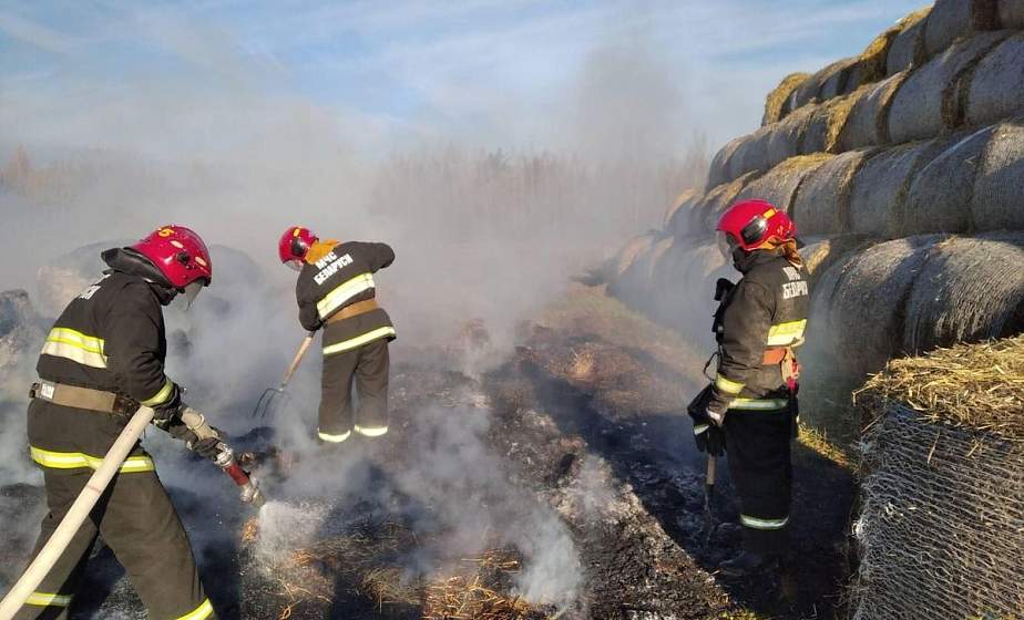 В Лиде спасатели ликвидировали пожар соломы