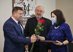 Грамоты за профессионализм, цветы и подарки. На Гродненщине проходит благотворительная акция Белорусского фонда мира в честь медиков