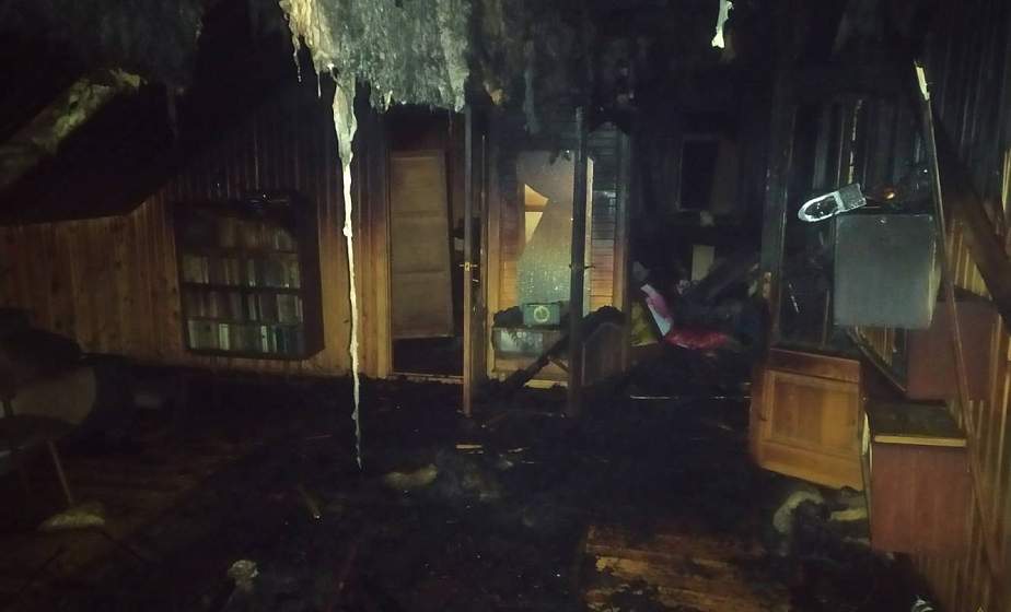 В Гродно спасатели ликвидировали пожар в частном доме. Повреждено около 5 квадратных метров кровли