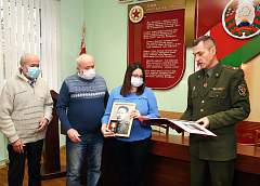«Пример чести и достоинства гражданина своей страны в защите Отечества». В Гродно родным фронтовика передали утерянную боевую медаль