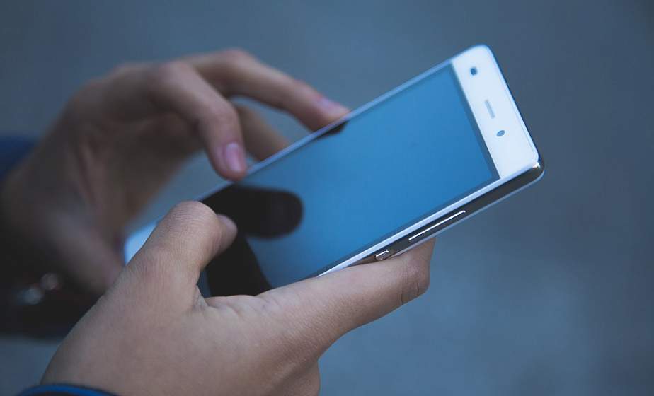 Эксперт рассказал, как правильно дезинфицировать смартфон