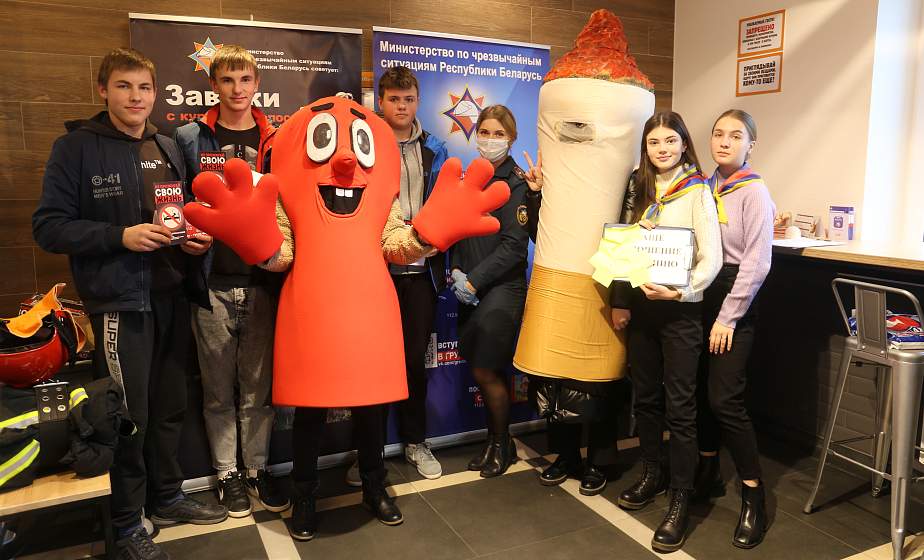 Обед со спасателями, встречи в трудовых коллективах и беседы о безопасности. В Гродно продолжается акция МЧС «Не прожигай свою жизнь!»