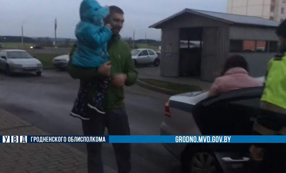 В Гродно сотрудники ГАИ помогли многодетной семье