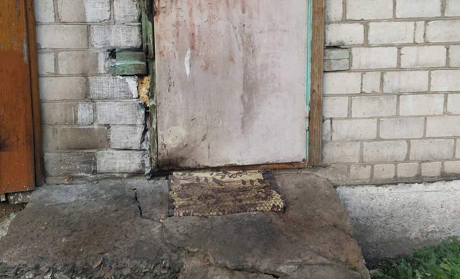 Отомстил за то, что не пустили в гости. В Лидском районе мужчина поджог двери дома односельчанки